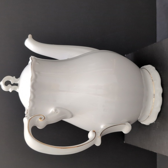 VGT,Holly Hobbie White Porcelain Teapot Features A Young Girl In a Green Dress. - Picture 5 of 12